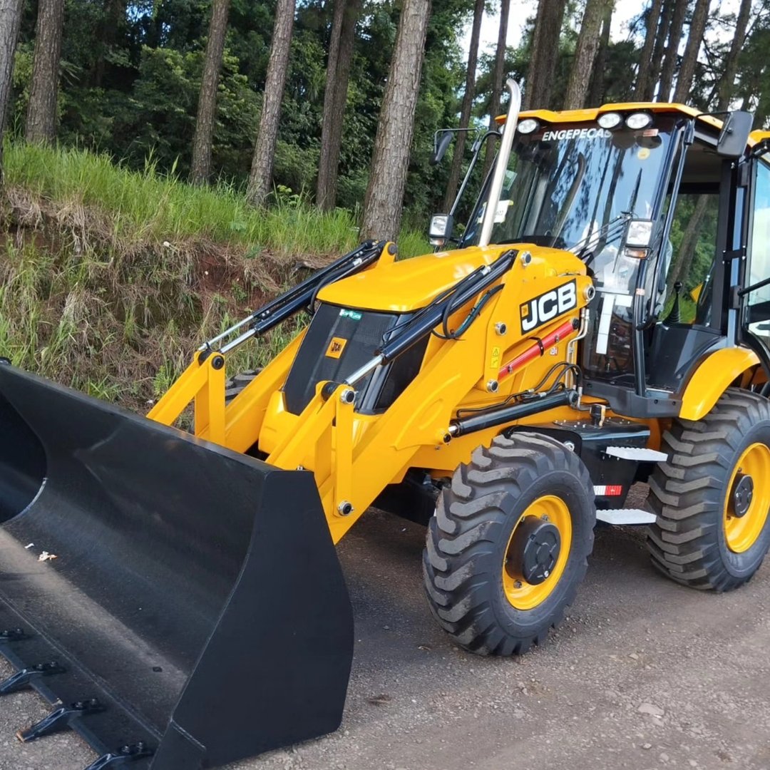 Retroescavadeira JCB nova no canteiro de obras no Instagram @kavi52333