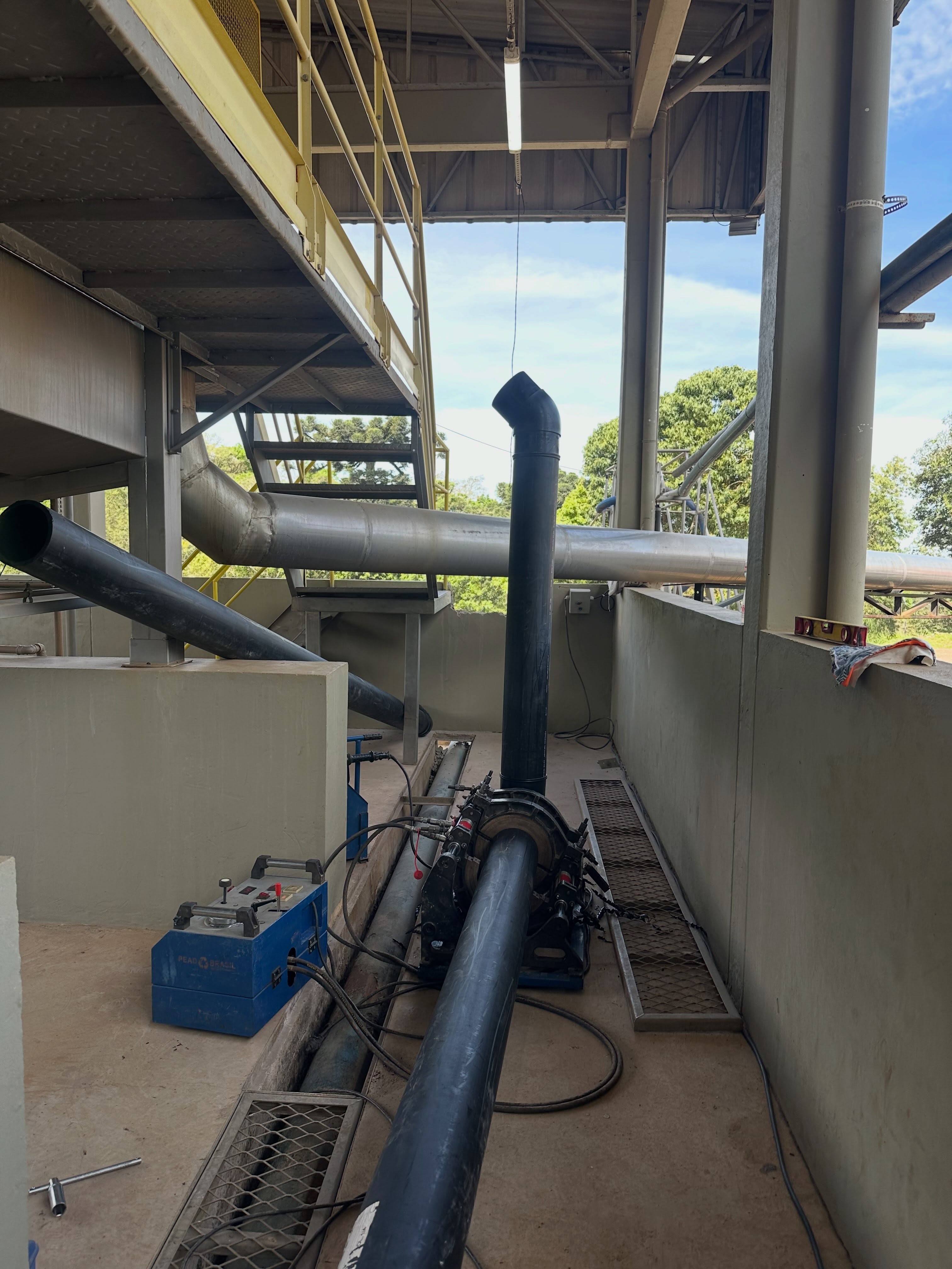 Tubulação industrial em PEAD com soldas de topo, conexões curvas e máquina de termofusão PEAD Brasil